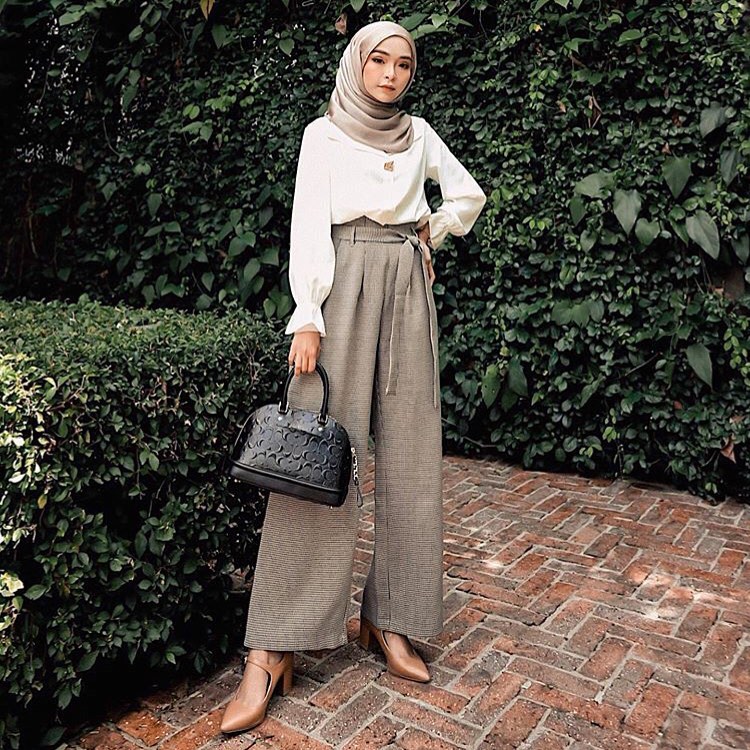 Loving @qiztinajehan in this pants from #POPLOOK. The Emberlie Paperbag Pants in Houndstooth design is extremely comfort