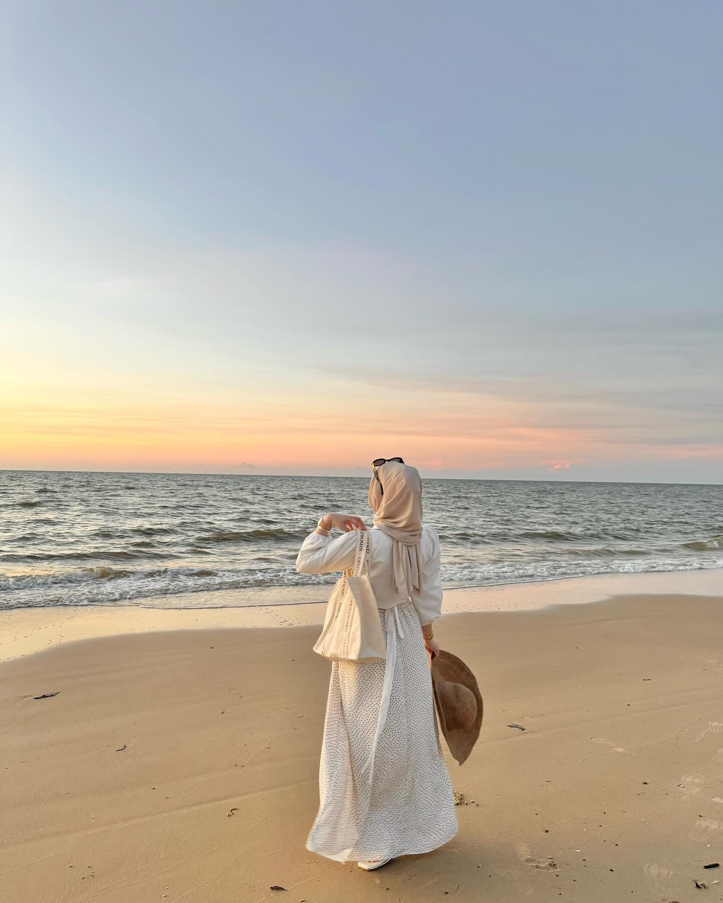 tap for full outfit details‧₊˚ ☁️⋅♡𓂃 ࣪ ִֶָ☾. 

shawl: solayce_ 
skirt: poplook 
top: stylebyshopee (link in bio)
flats: 