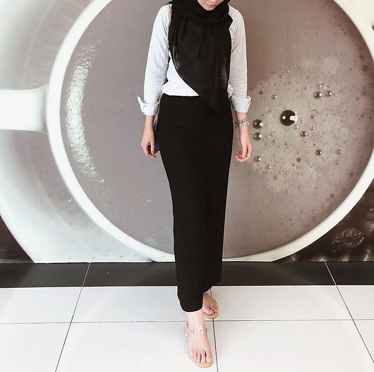 Another #poplookootd by @nunaaali to inspire your weekend look. She pairs her simple white shirt with our Yaletha Rib Kn