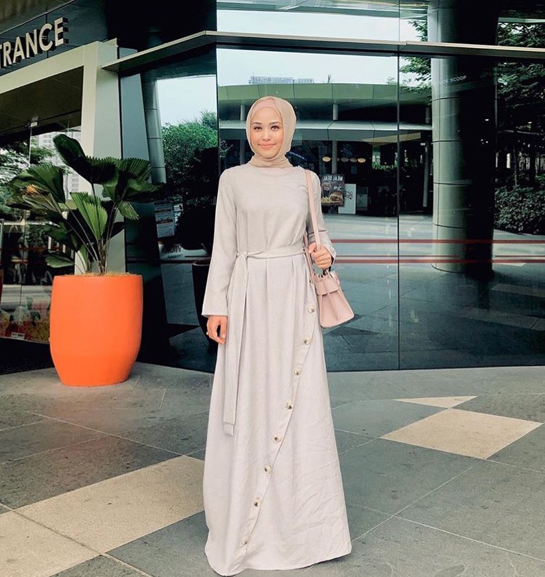 @syatymdnor_ is always a beautiful sight in our #POPLOOK outfits. Here she is seen in our Kalina Dress in Heather Beige.