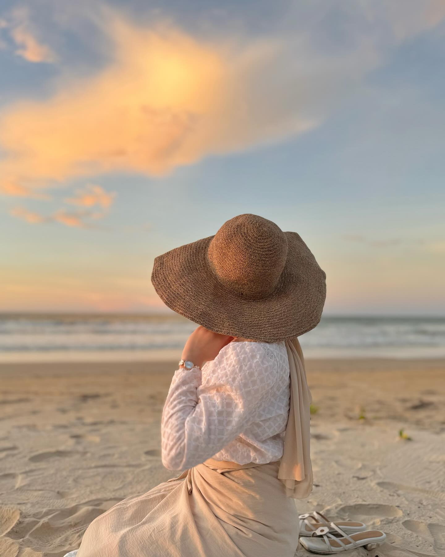 swipe till last frame to listen to the waves🌅

shawl: solayce_ 
bag: tracey.my 
hat: stylebyshopee (link in bio)
skirt: