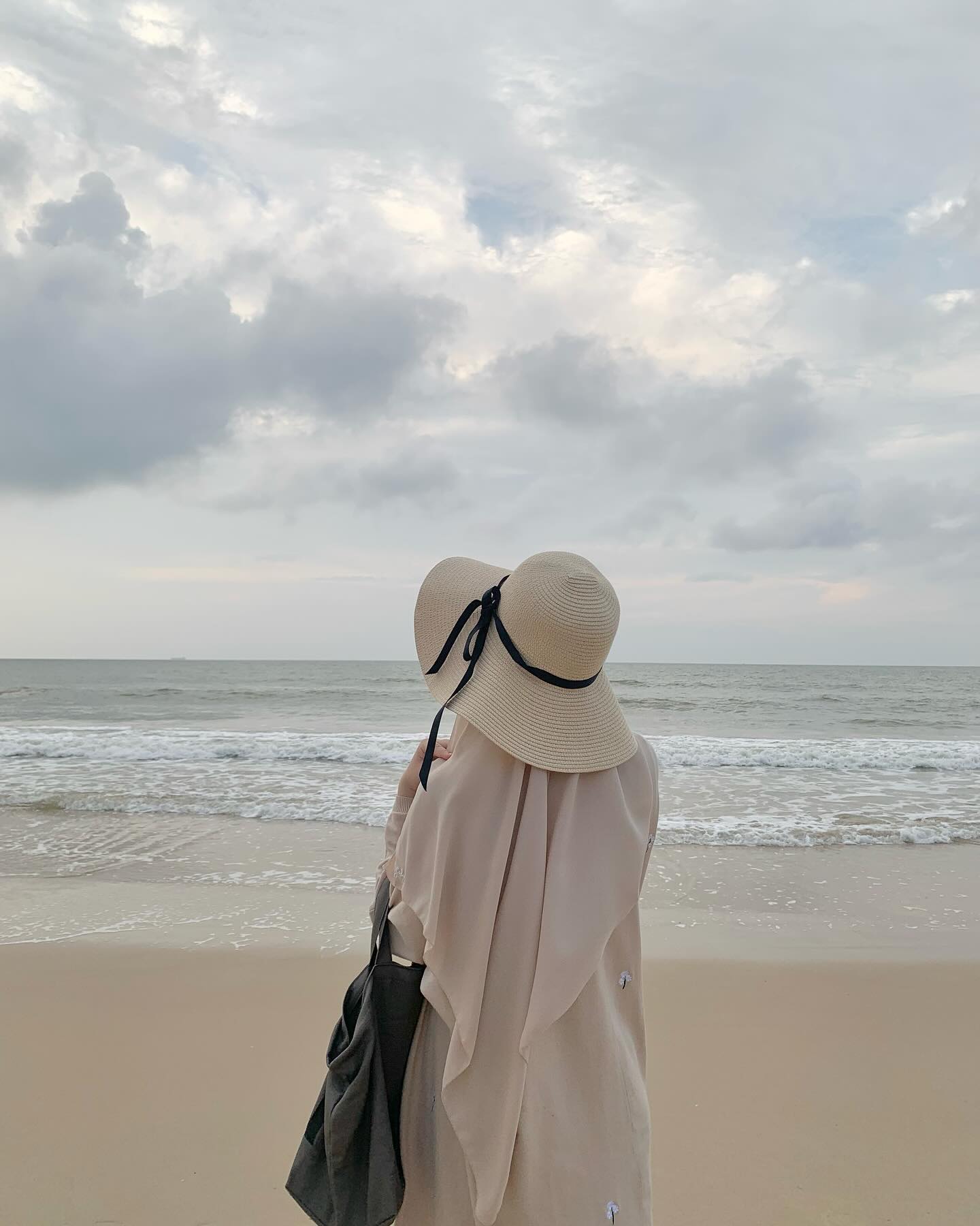 forever chasing the next sunset☁️

outfit details;
shawl; solayce_ 
cardigan & skirt; poplook 
tote bag; creamcouchoffic